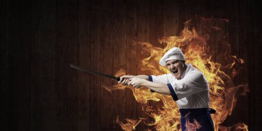 O, yemek pişirmeye deli oluyor. Karışık ortam