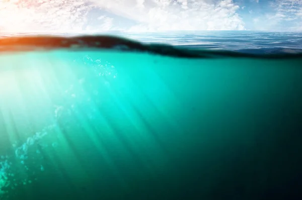 Azul debaixo de água. Meios mistos — Fotografia de Stock