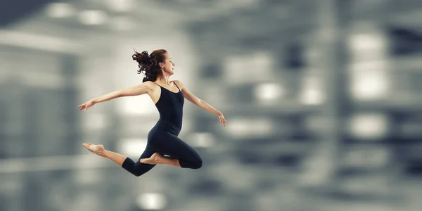 Chica gimnasta en salto Técnica mixta — Foto de Stock