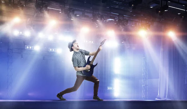 Gitarrist beim Konzert. Gemischte Medien — Stockfoto