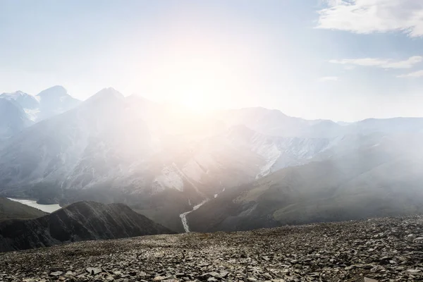 Sonnenlicht über Berggipfel — Stockfoto