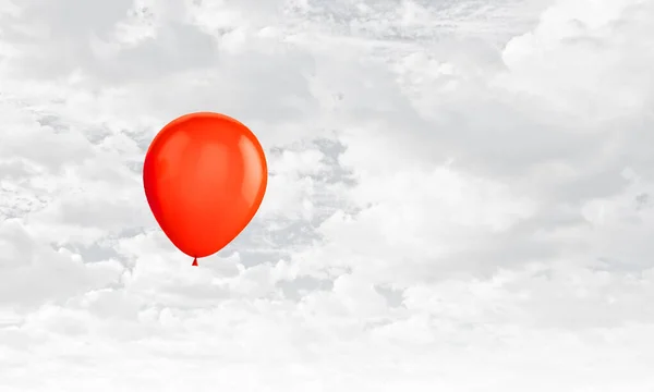 空に赤い風船。混合メディア — ストック写真
