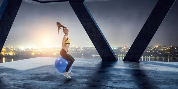 Sportovní žena na fitness míč. Kombinovaná technika — Stock fotografie