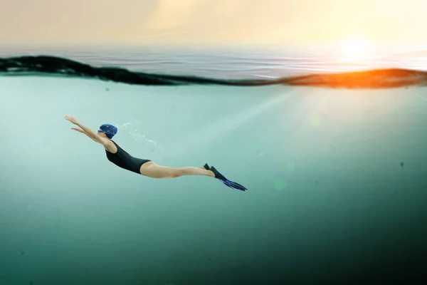Schwimmer in Schwimmflossen. Gemischte Medien — Stockfoto