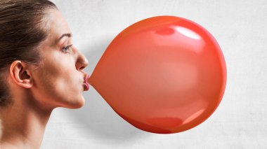 Sakız çiğneyen kız. Karışık ortam