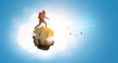 Uzun yürüyüşe çıkan kimse adam sopa ile. Karışık teknik