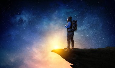 Uzun yürüyüşe çıkan kimse adam dağlarda. Karışık teknik