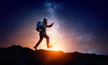 Uzun yürüyüşe çıkan kimse adam dağlarda. Karışık teknik