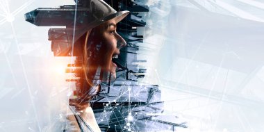 Modern şehir manzarasına karşı mühendis kadın