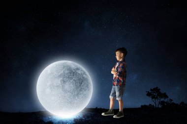 Çocuksu tatlı rüyalar. Karışık ortam