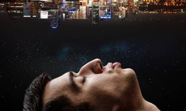 Öpücük veren bir adam. Karışık ortam