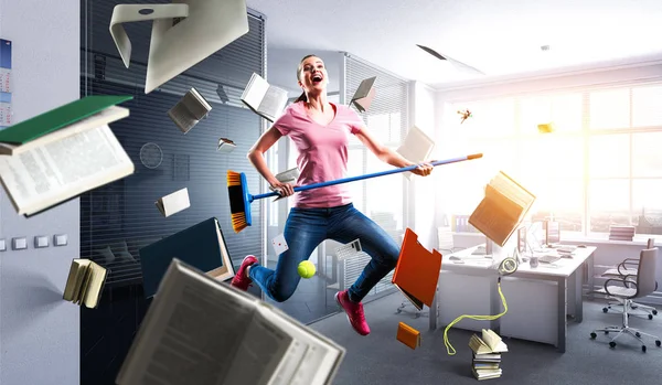 Kobieta robi śmieszne sprzątanie. Media mieszane — Zdjęcie stockowe
