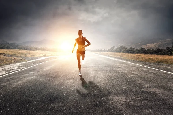 Una deportista corre una carrera. Medios mixtos —  Fotos de Stock