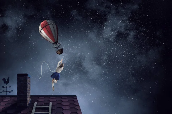 少女は、空に飛ぶ。ミクスト メディア — ストック写真