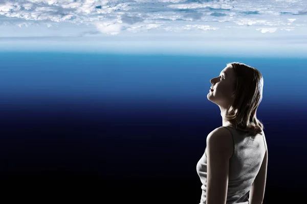Menina olhando para o planeta Terra — Fotografia de Stock