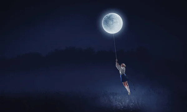 小女孩赶上月亮。 混合媒体 — 图库照片