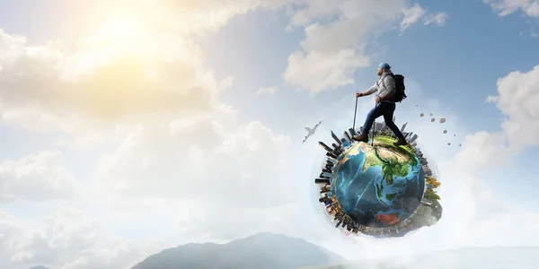 Hombre excursionista en el globo. Medios mixtos —  Fotos de Stock