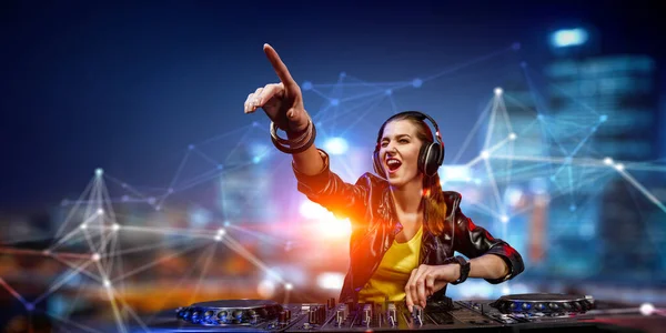 Dj feminino no console. Meios mistos — Fotografia de Stock