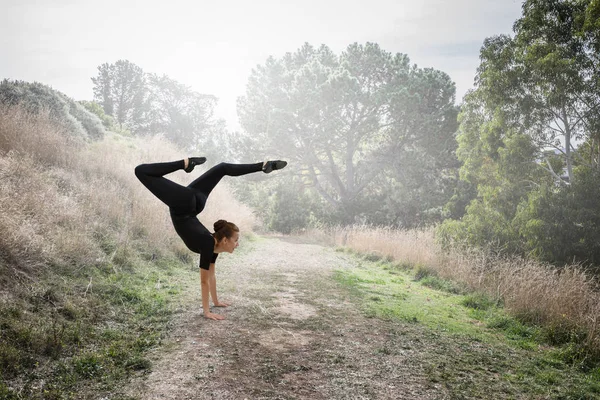 Chica gimnasta en salto Técnica mixta — Foto de Stock