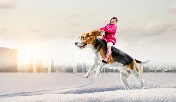 Super Hero en haar vliegende hond — Stockfoto