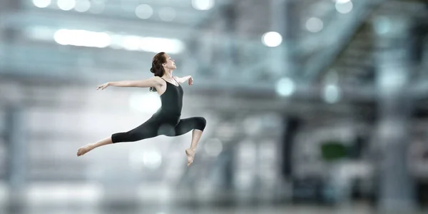 Dziewczynka gimnastyczka w skoku mieszana — Zdjęcie stockowe