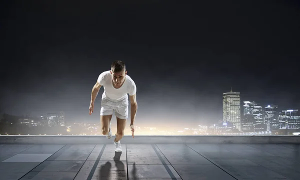 Homem atleta correndo corrida. Meios mistos — Fotografia de Stock