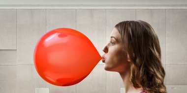 Sakız çiğneyen kız. Karışık ortam