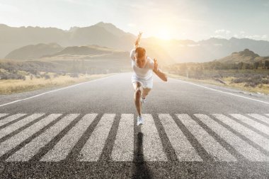 Sporcu adam çalışan yarış. Karışık teknik