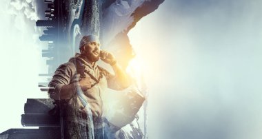 Uzun yürüyüşe çıkan kimse adam dağlarda. Karışık teknik