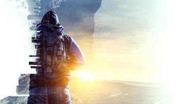 Uzun yürüyüşe çıkan kimse adam dağlarda. Karışık teknik