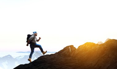 Uzun yürüyüşe çıkan kimse adam dağlarda. Karışık teknik