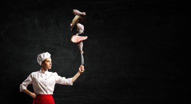 O, yemek pişirmeye deli oluyor. Karışık ortam