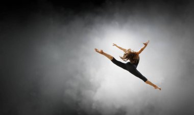 Jimnastikçi kız olarak atlama karışık teknik