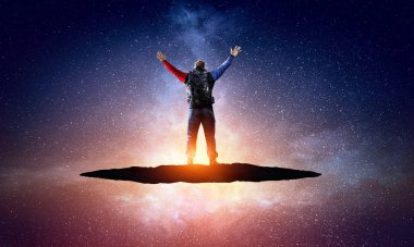 Uzun yürüyüşe çıkan kimse adam dağlarda. Karışık teknik