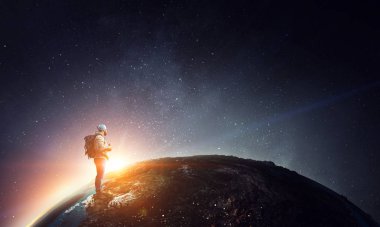 Dünya üzerinde yürüyüşçü adam. Karışık ortam