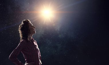 Öpücük veren bir kadın. Karışık ortam