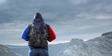 Uzun yürüyüşe çıkan kimse adam dağlarda. Karışık teknik