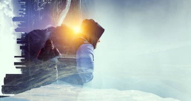 Uzun yürüyüşe çıkan kimse adam dağlarda. Karışık teknik