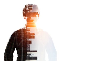 Adam şehir manzarasına karşı. Karışık ortam