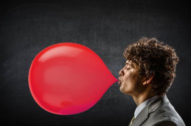 Balon şişiren adam. Karışık ortam