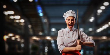 O, yemek pişirmeye deli oluyor. Karışık ortam