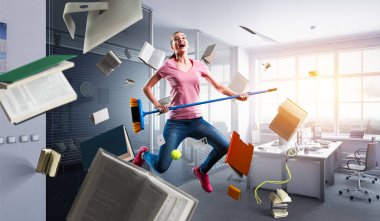 Kadın komik bir temizlik yapıyor. Karışık ortam