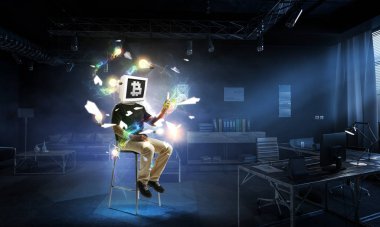 Monitör kafası olan bir iş adamı. Karışık ortam