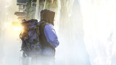 Uzun yürüyüşe çıkan kimse adam dağlarda. Karışık teknik