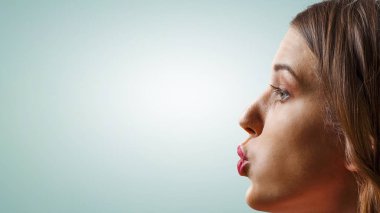 Bana bir öpücük ver. Karışık ortam