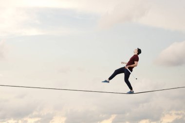 Cesur ropewalker kablosu üzerinde. Karışık teknik