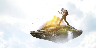 Uzun yürüyüşe çıkan kimse adam sopa ile. Karışık teknik