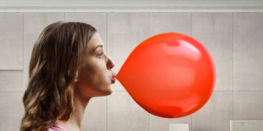 Sakız çiğneyen kız. Karışık ortam