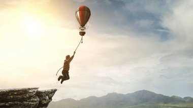 Havada uçan bir çocuk. Karışık ortam