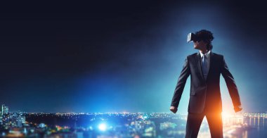 VR deneyimi olan bir işadamı. Karışık teknik